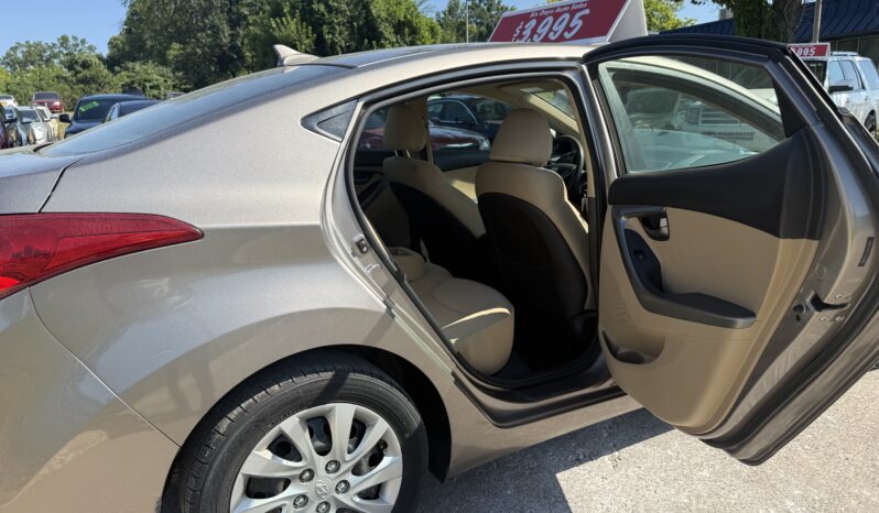 
								Hyundai Elantra GLS 2012 full									